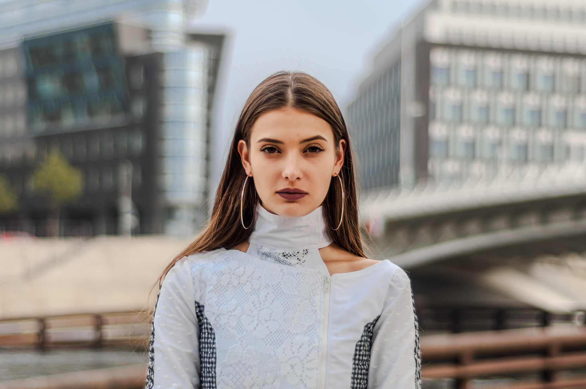 Giorgia's style is as captivating as her smile. Rocking her cozy sweater and casual-chic look, this outdoor smasher effortlessly proves that fashion and happiness go hand in hand.