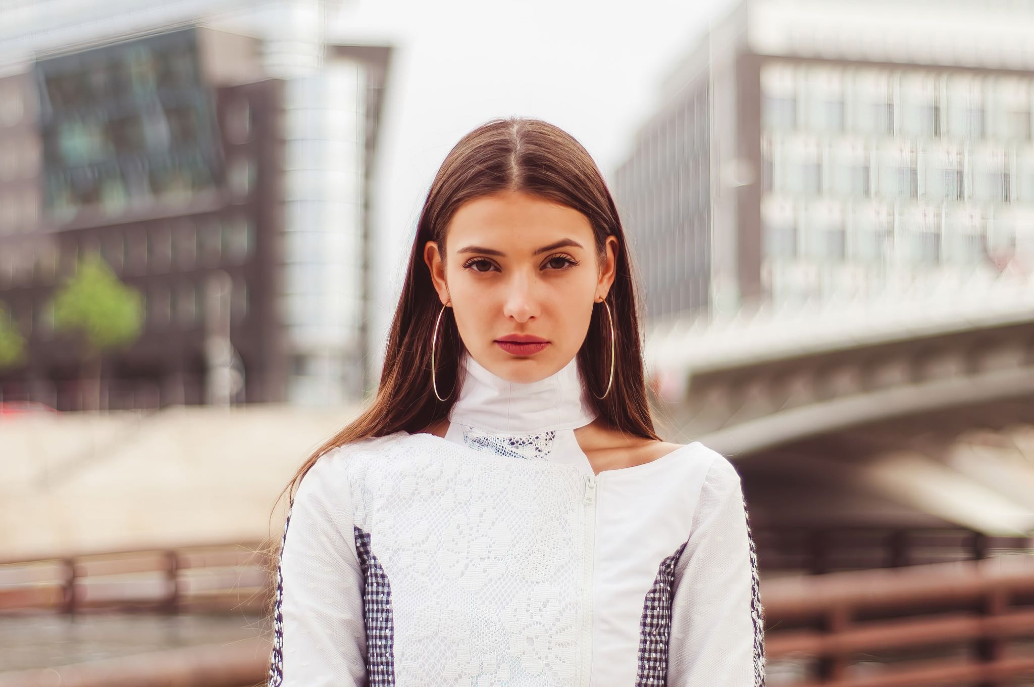 Giorgia's style is as captivating as her smile. Rocking her cozy sweater and casual-chic look, this outdoor smasher effortlessly proves that fashion and happiness go hand in hand.