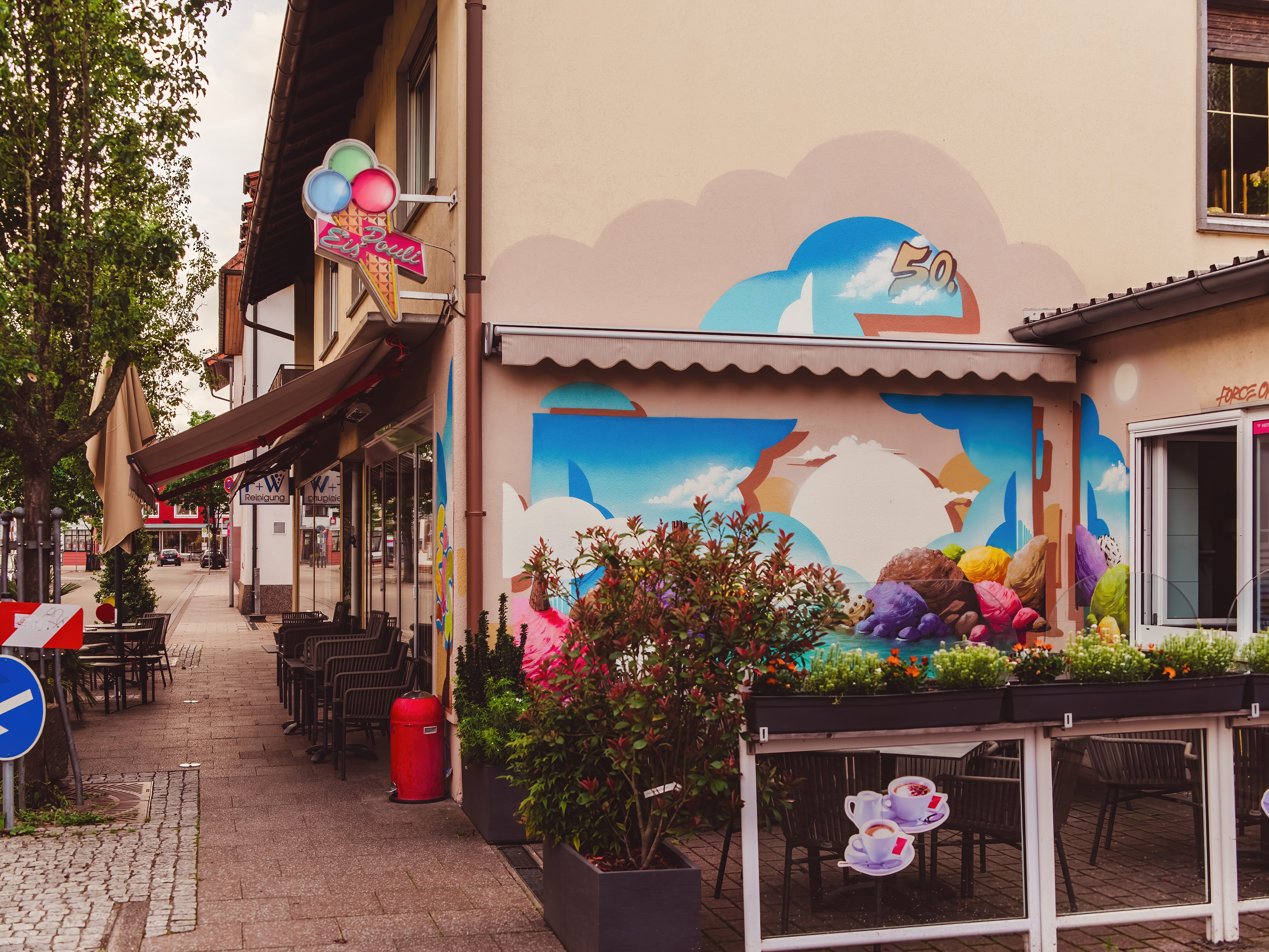 Das Eis Poule in Bammental verführt mit hausgemachtem Eis und buntem Mural – beliebter Treffpunkt in der Hauptstraße.