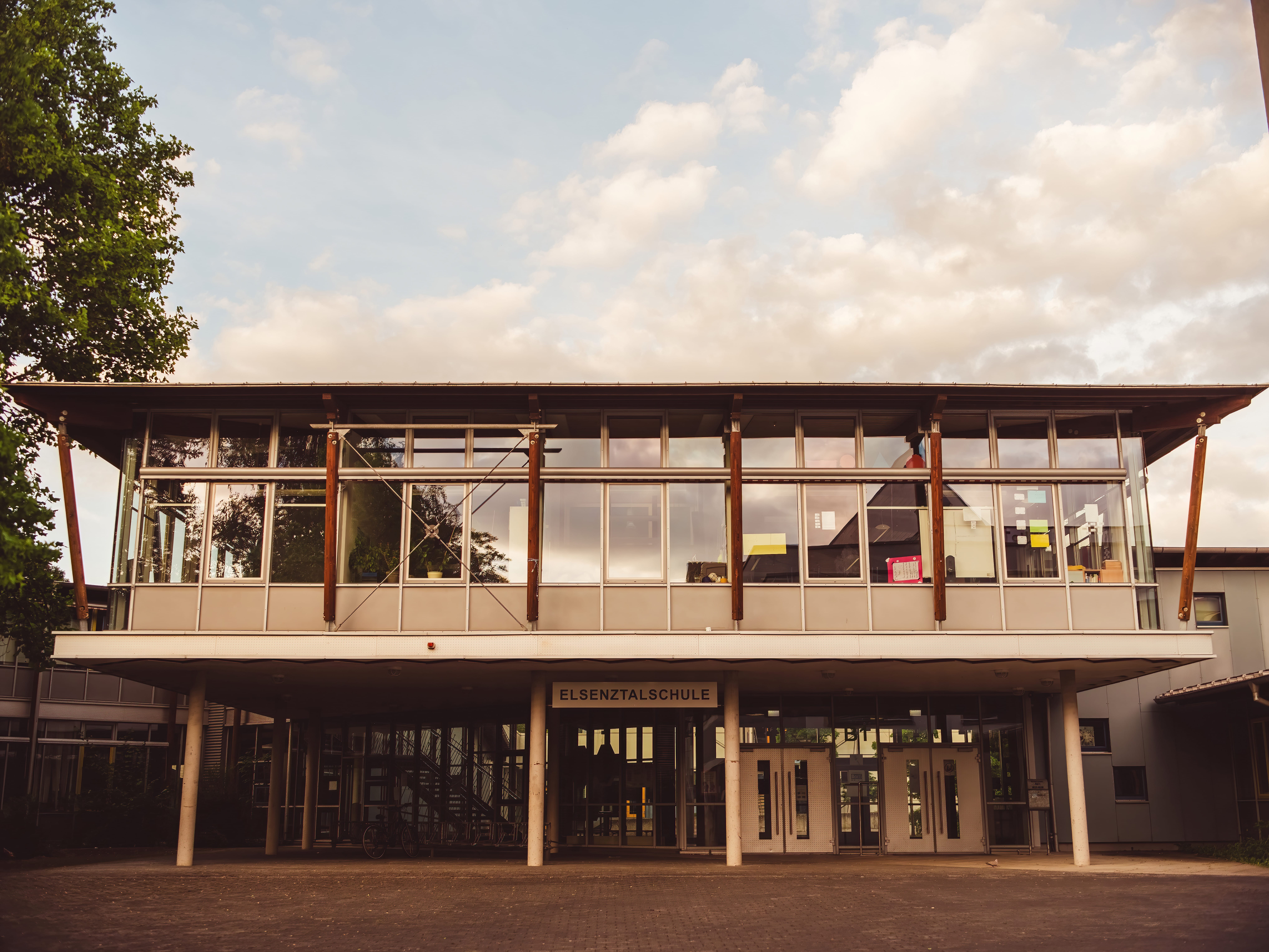 Das moderne Hauptgebäude der Elsenzalschule Bammental – Bildungsstätte für Sekundarstufe I und II.