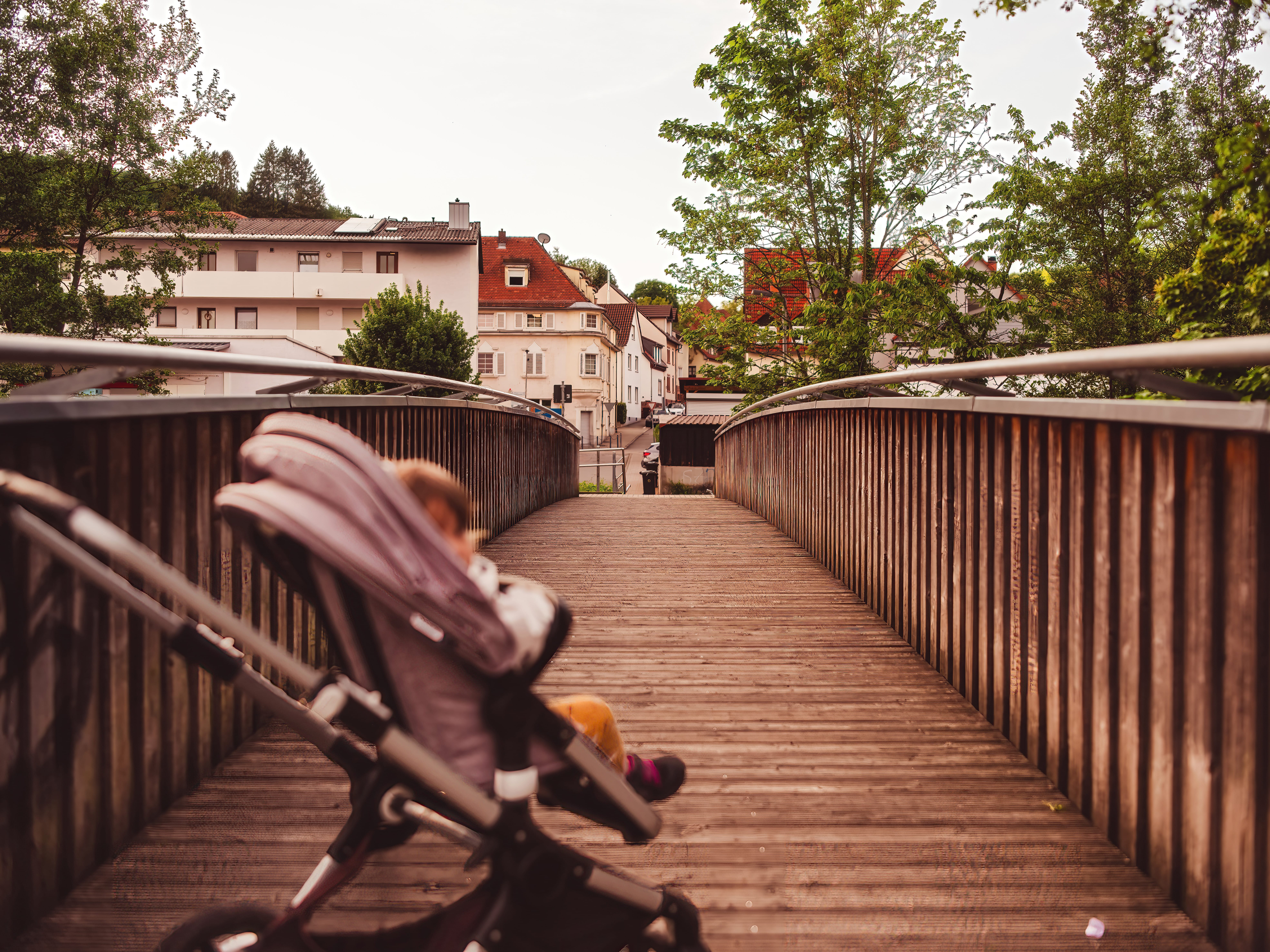 Der familienfreundliche Holzsteg (Elsenzsteg) verbindet Ortskern und Waldwege in Bammental und lädt zu entspannten Spaziergängen mit dem Kinderwagen ein.