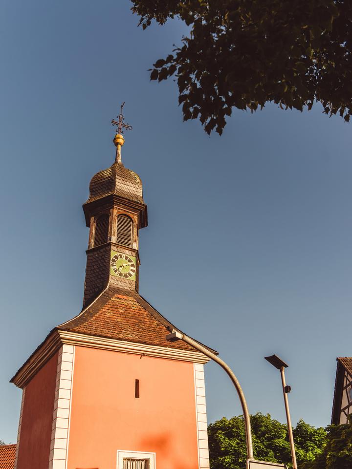 Der mittelalterliche Alte Turm – einziger Rest der 1896 abgerissenen Pfarrkirche – überragt den historischen Friedhof von Bammental.