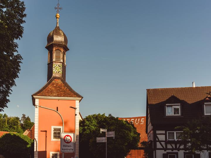 Der Alte Turm von Bammental, Denkmal des 13. Jh., wacht über Friedhof und Heilkräutergarten am Kirchplatz.