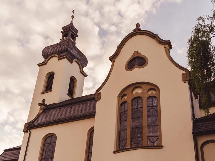 Die 1912 erbaute katholische Kirche St. Dionysius am Elsenzsteg in Bammental mit barockem Turm und modernem Anbau.