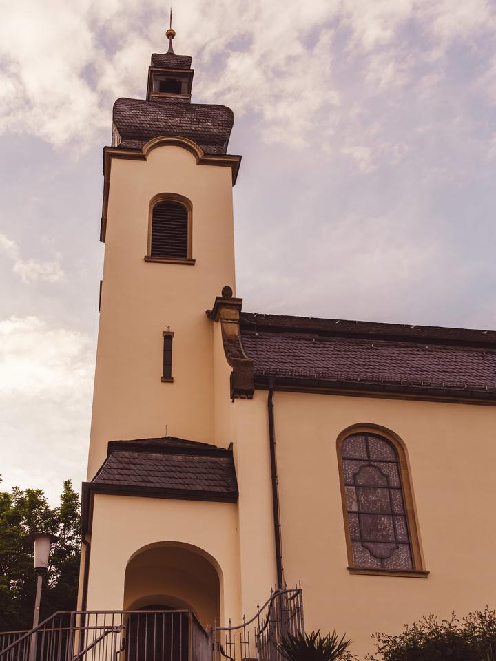 Barocker Kirchturm und zeitlose Eleganz: Die St. Dionysius-Kirche über der Elsenz in Bammental.
