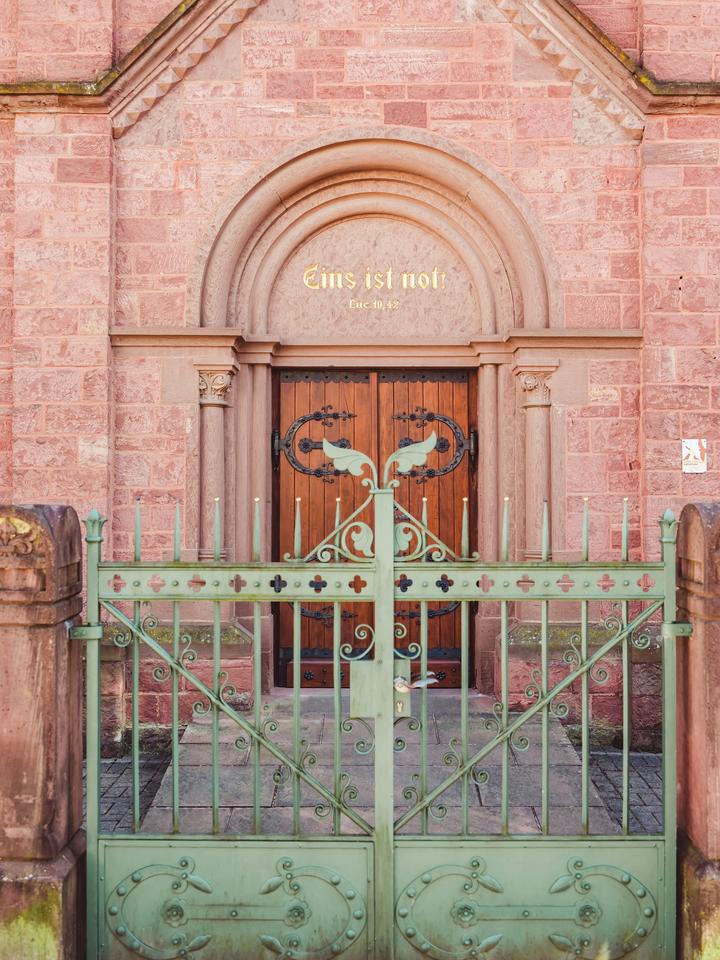 Seitentür der Dorfkirche mit dem Bibelzitat »Eins ist not!« (Luk 10, 42) – ein Hinweis auf das Wesentliche im Leben.