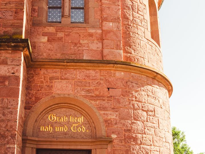 Unter einer weiteren Portalschrift mahnt »Grab liegt nah und Tod.« zur Vergänglichkeit – typisch für protestantische Friedhofskultur.