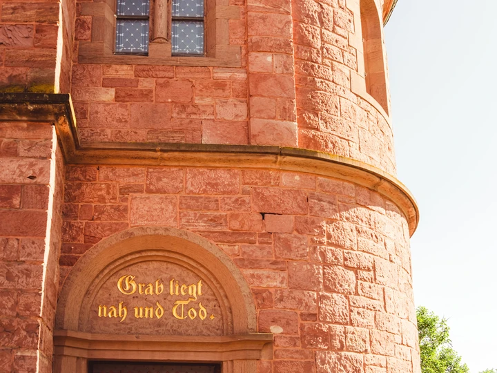 Unter einer weiteren Portalschrift mahnt »Grab liegt nah und Tod.« zur Vergänglichkeit – typisch für protestantische Friedhofskultur.