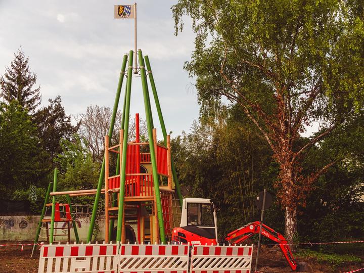 Baustelle am neuen Spielplatz Fischersberg/Im Grund an der Waldstraße – frischer Kletterturm und Umgestaltung in Arbeit.