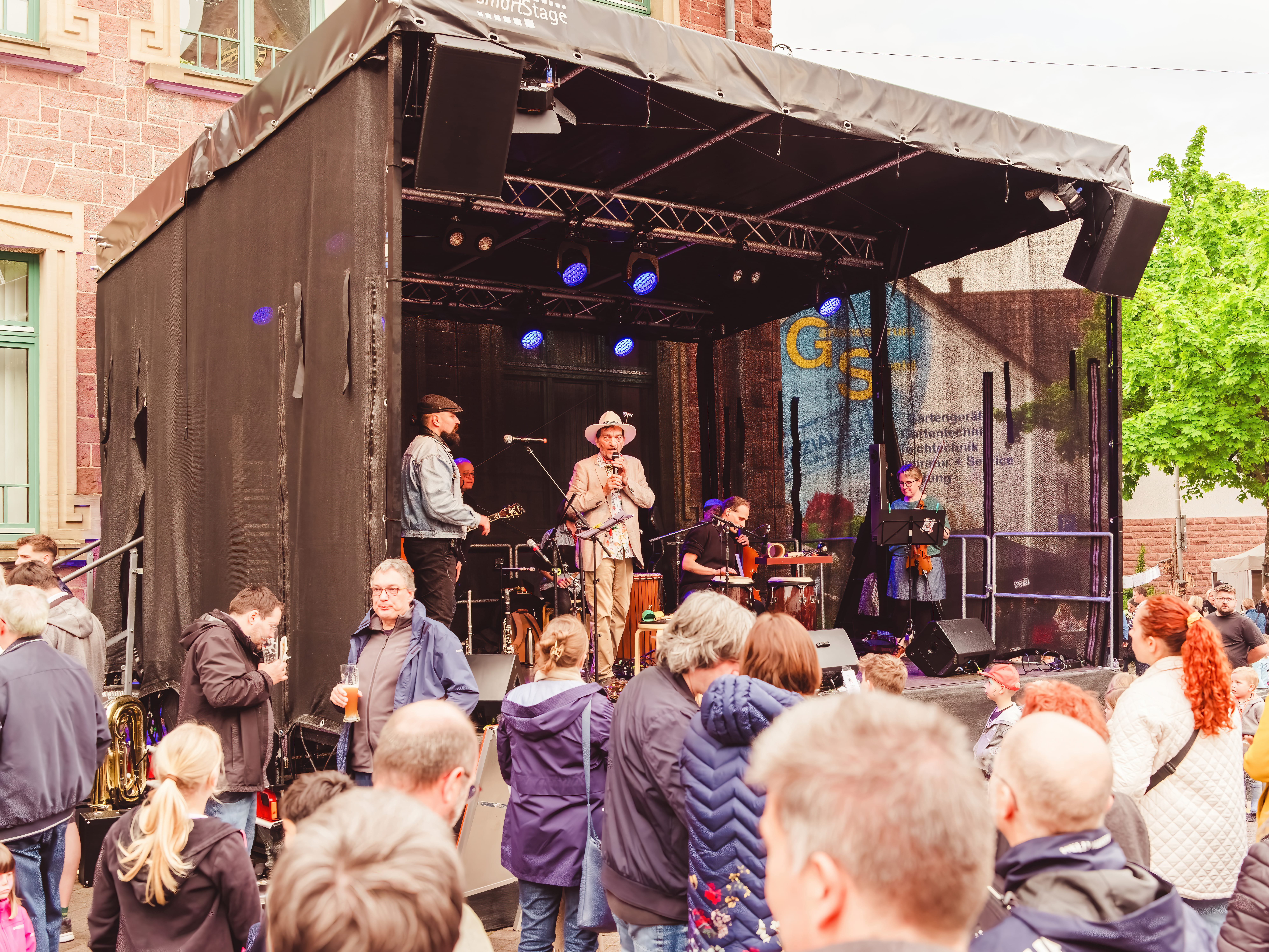 Bunte Live-Musik-Bühne beim Frühlingsfest auf dem Rathausplatz in Bammental – regionales Kulturprogramm mit Publikum und Künstlern.