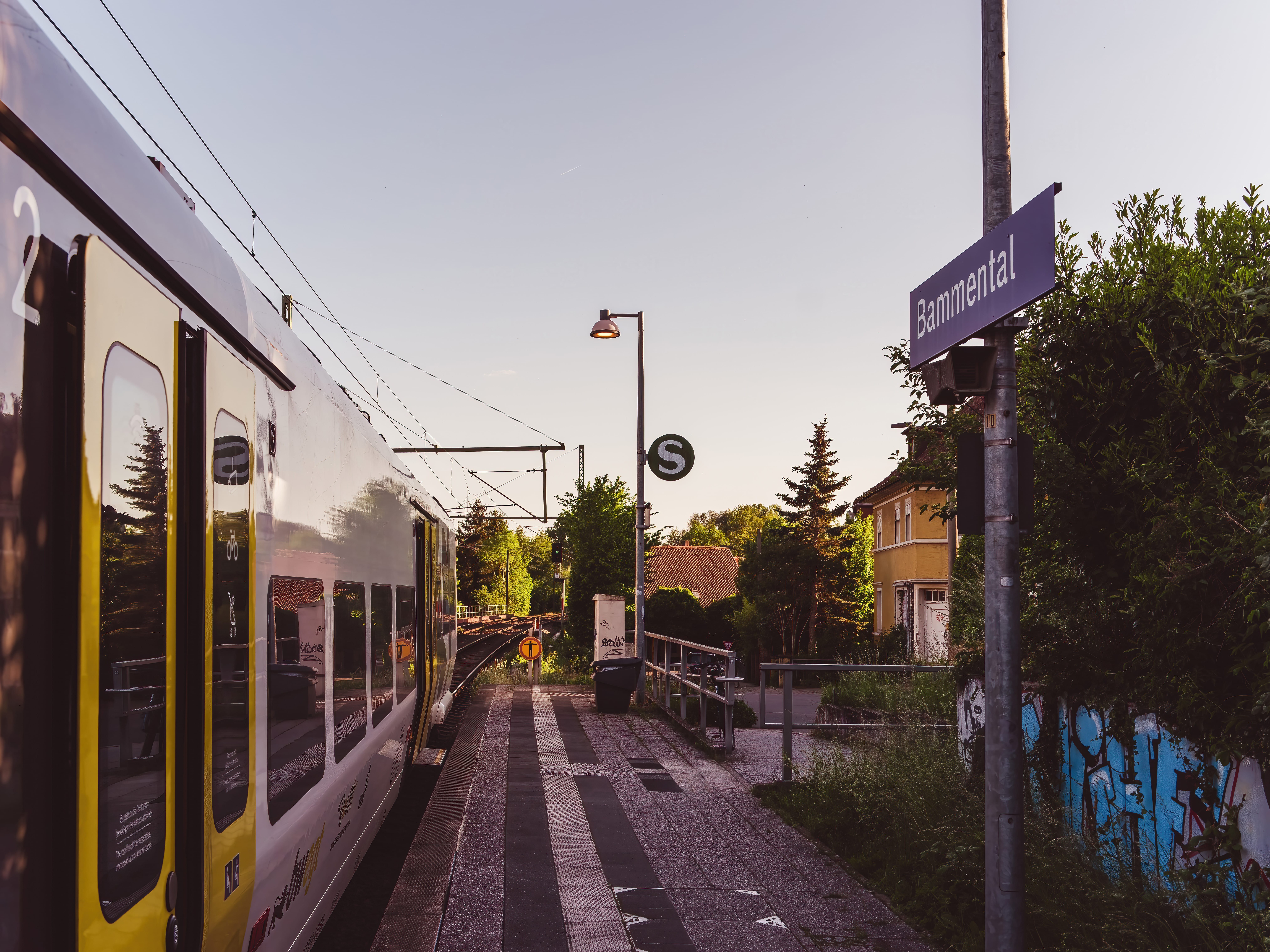 Ein Zug der S-Bahn RheinNeckar (Linie S1) steht im Bahnhof Bammental und verbindet den Ort stündlich mit Heidelberg und Mosbach.
