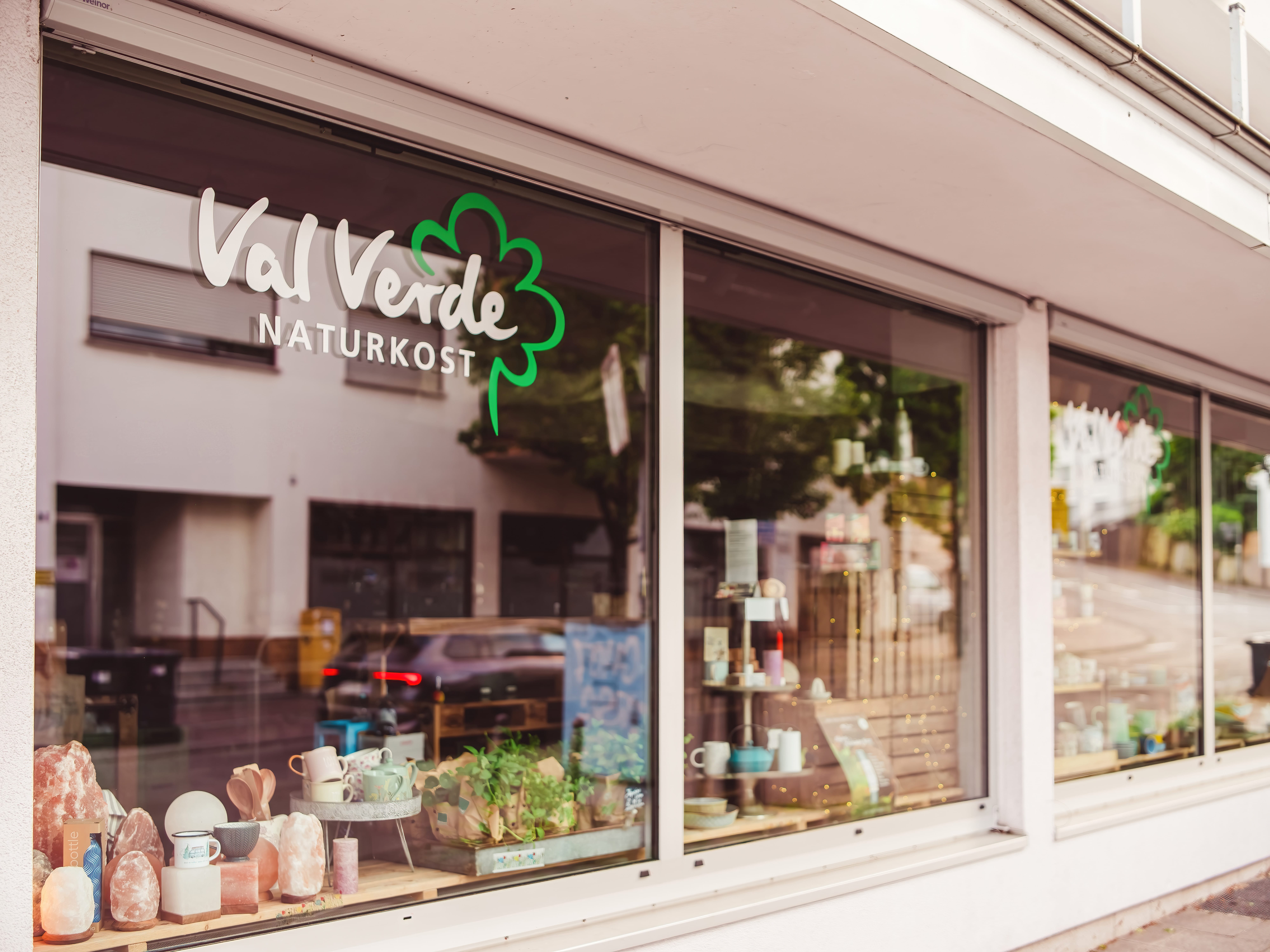 Val Verde Naturkost in Bammental – von den Lesern der Fachzeitschrift Schrot&Korn 2022 zum „Besten Bio-Fachgeschäft“ Deutschlands gekürt (Gold gesamt, Silber für Frische & Beratung, Bronze für innovative Produkte).