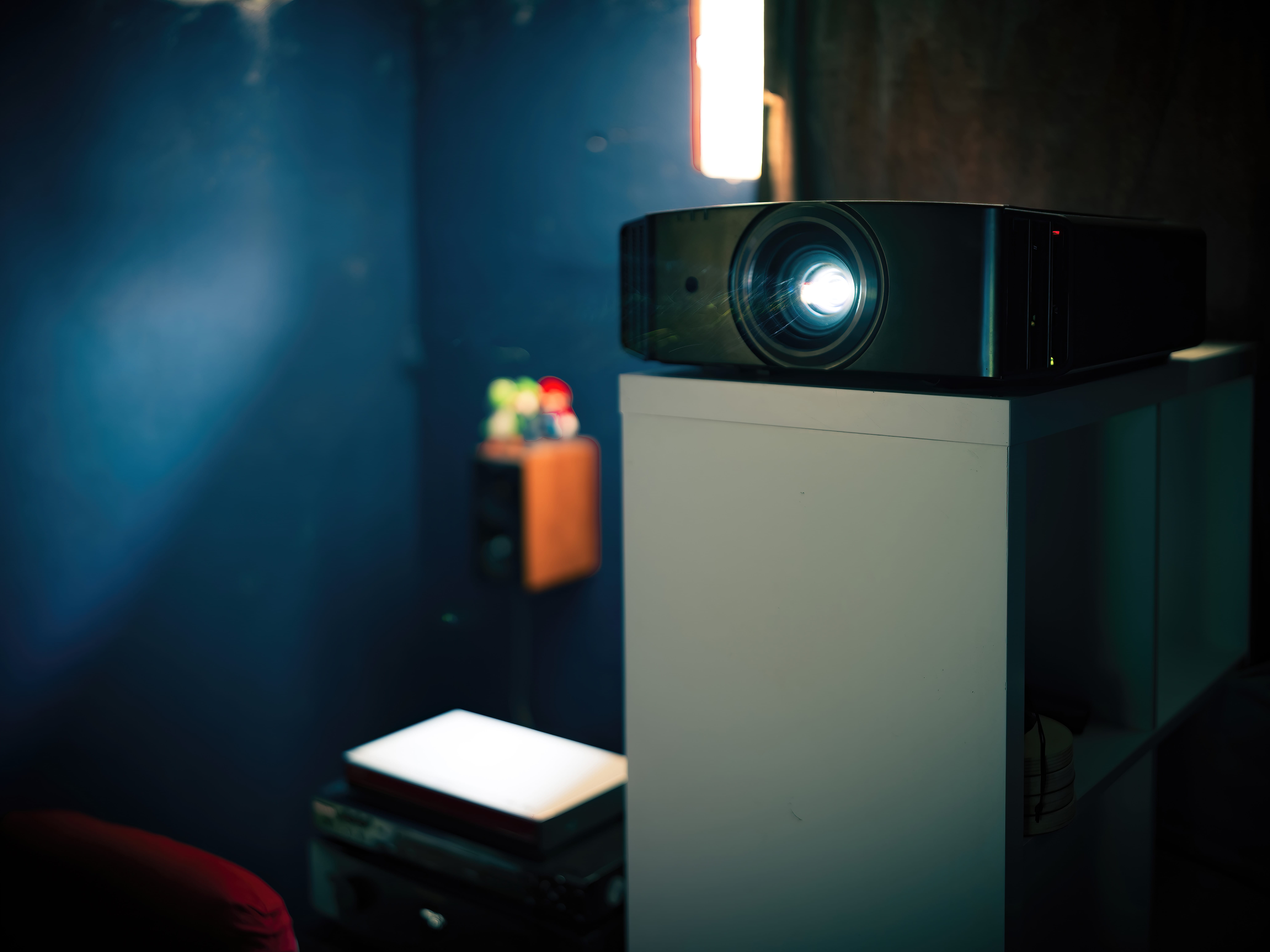JVC DLA-X35 Beamer im Heimkino für gestochen scharfes Bild.