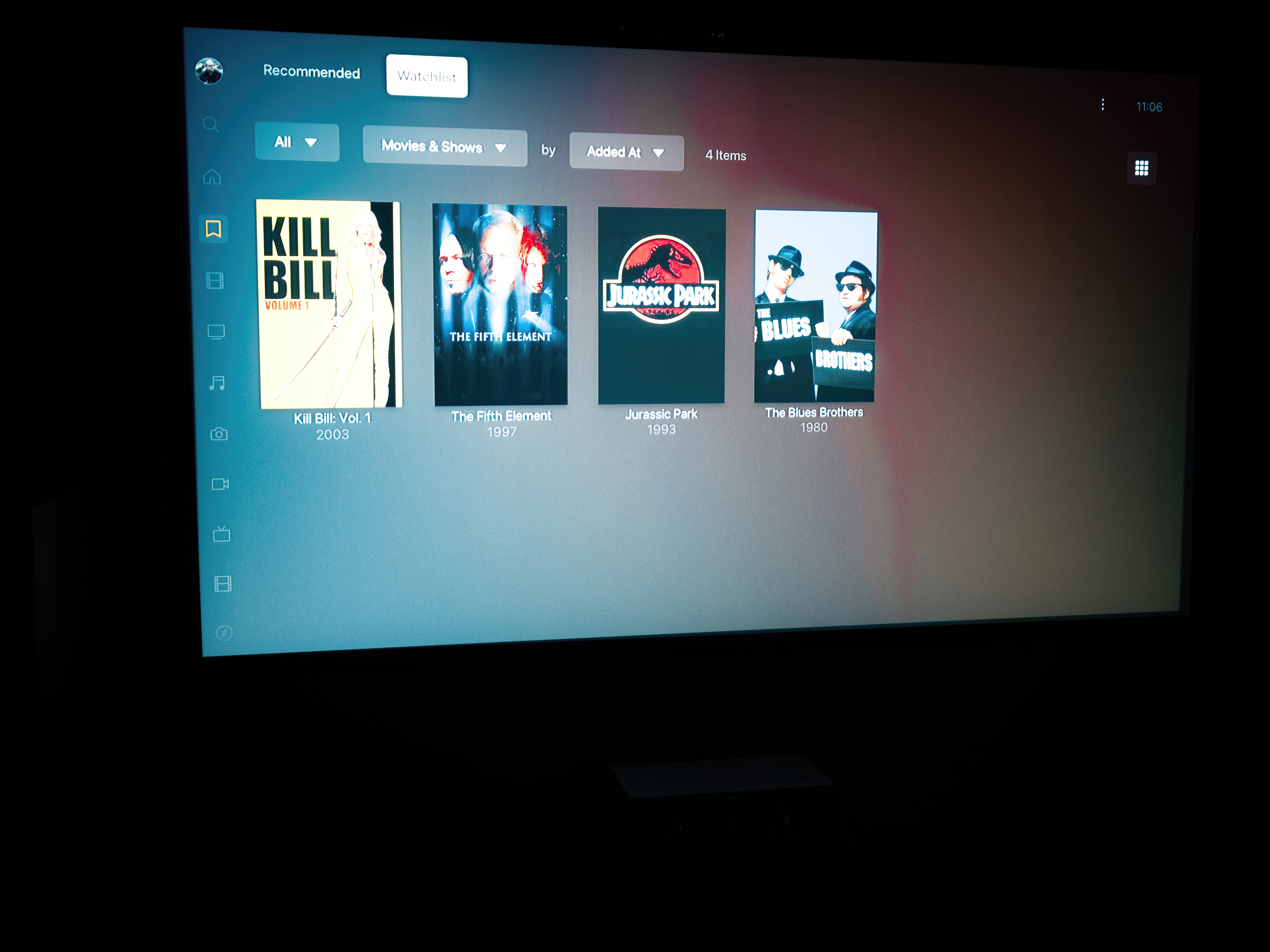 Heimkino Leinwand mit Filmklassikern Kill Bill, Das fünfte Element, Jurassic Park und Blues Brothers im Plex Home Cinema Setup.