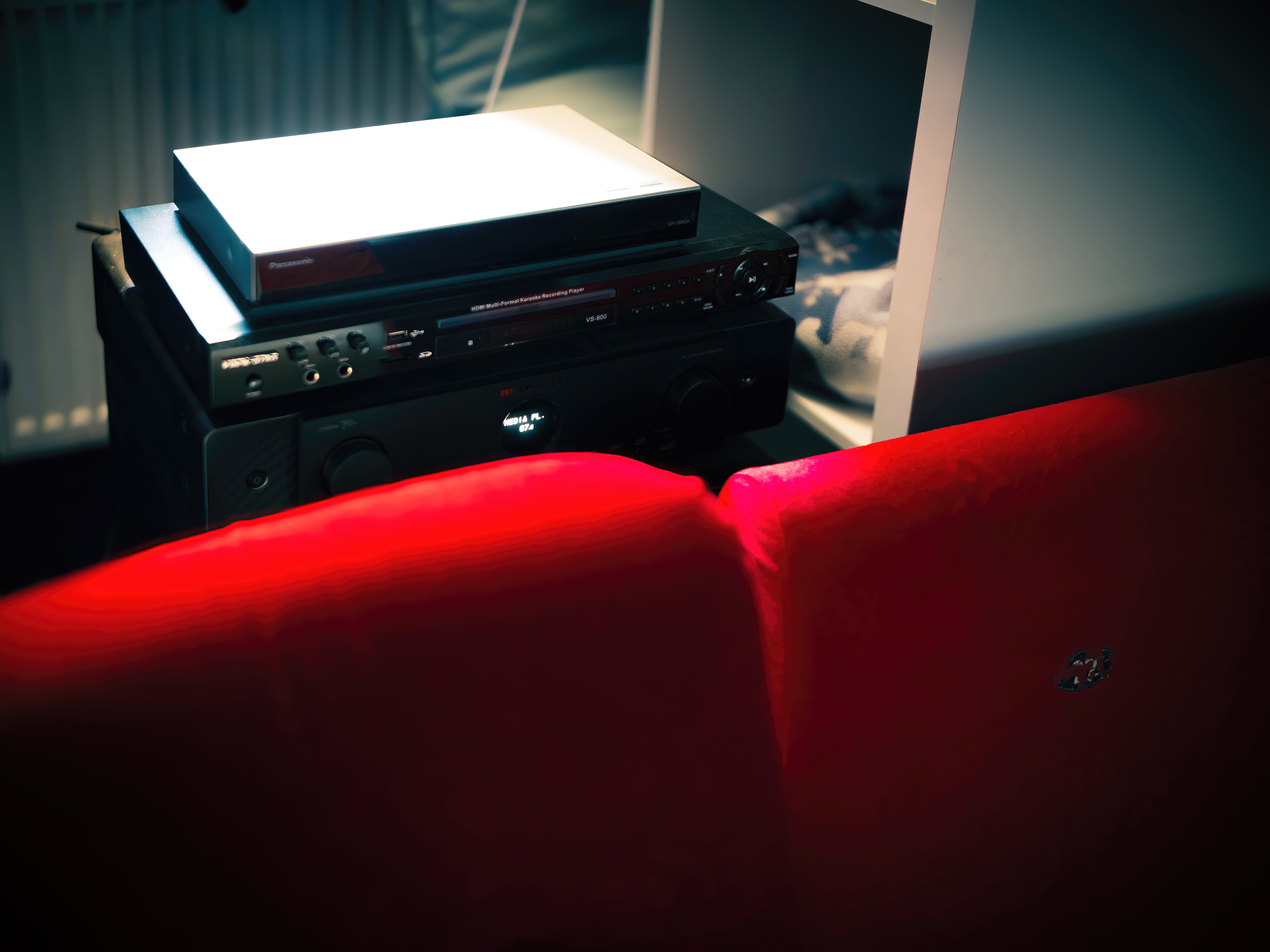 Marantz Cinema 70s Receiver und Panasonic 4K Blu-ray Player im Einsatz.