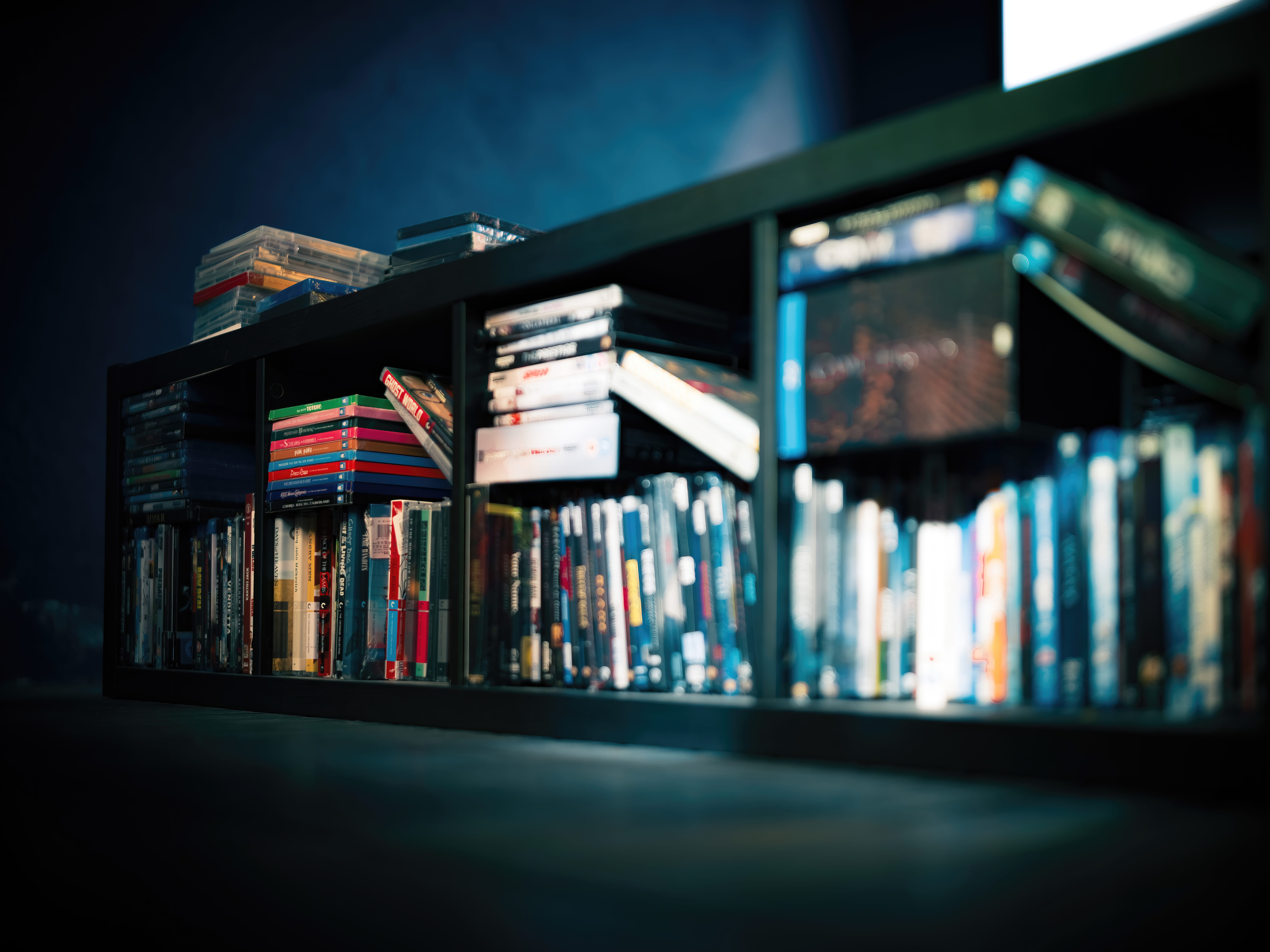 Blu-ray Filmsammlung im Heimkino-Regal mit Klassikern und Blockbustern für echtes Kinoerlebnis zuhause.
