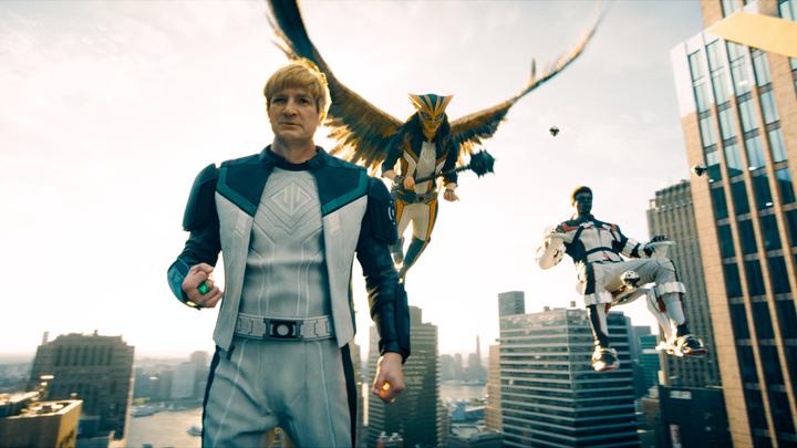 Superman (2025): Metahuman-Team über Metropolis, Flugszene mit Rüstung und Flügeln – Ensemble-Ansatz des neuen DC-Universums