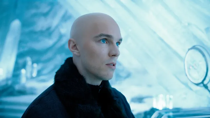 Superman (2025): Glatzköpfiger Antagonist in eisblauer Festung, Close-up – Schurkenfigur im James-Gunn-Reboot