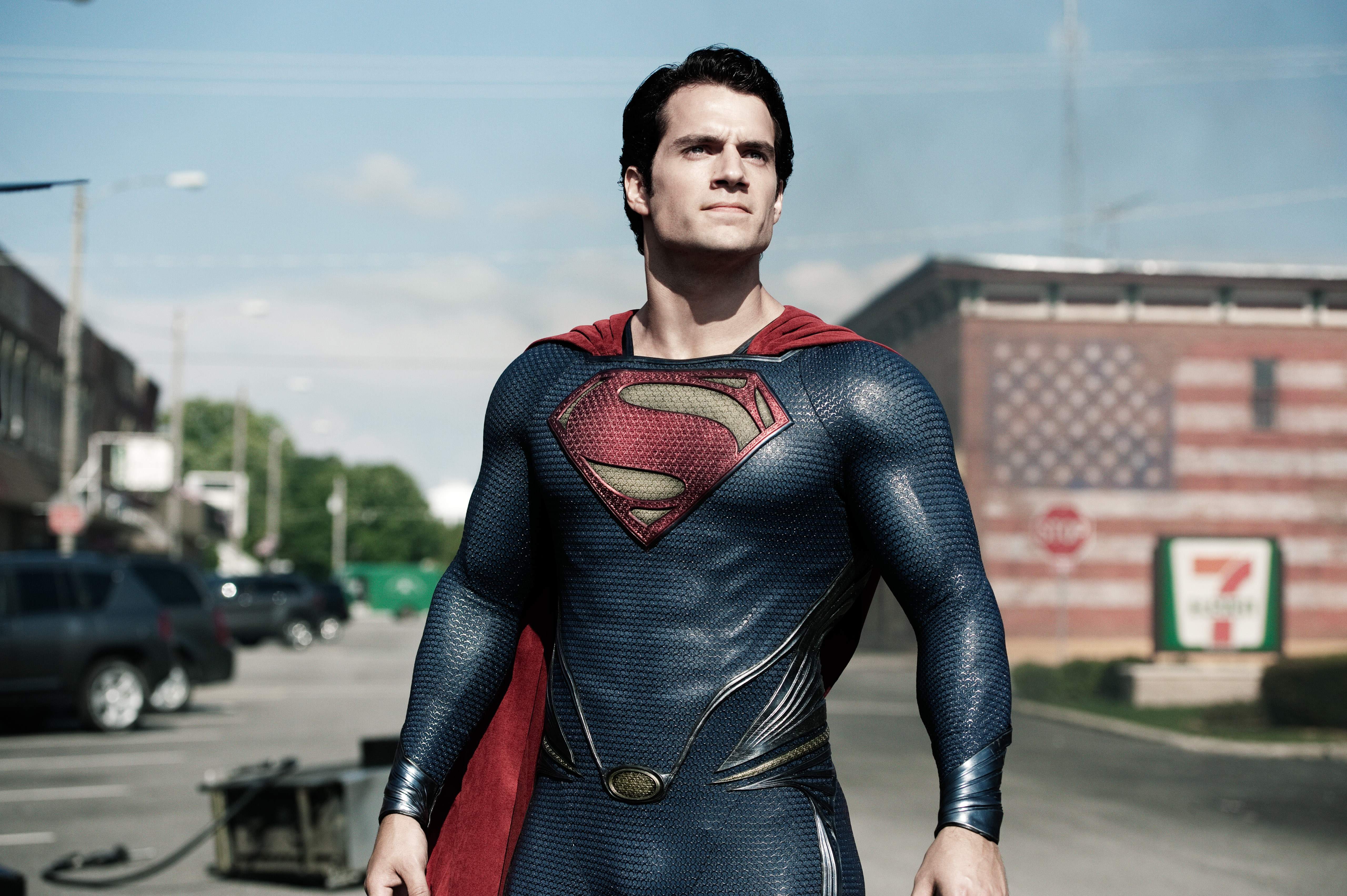 Man of Steel (2013) – capetragender Held im blauen Anzug in US-Kleinstadt: ikonisches DC-Superhelden-Motiv aus Zack Snyders Reboot