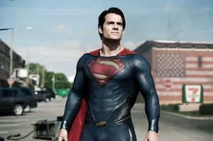 Man of Steel (2013) – capetragender Held im blauen Anzug in US-Kleinstadt: ikonisches DC-Superhelden-Motiv aus Zack Snyders Reboot