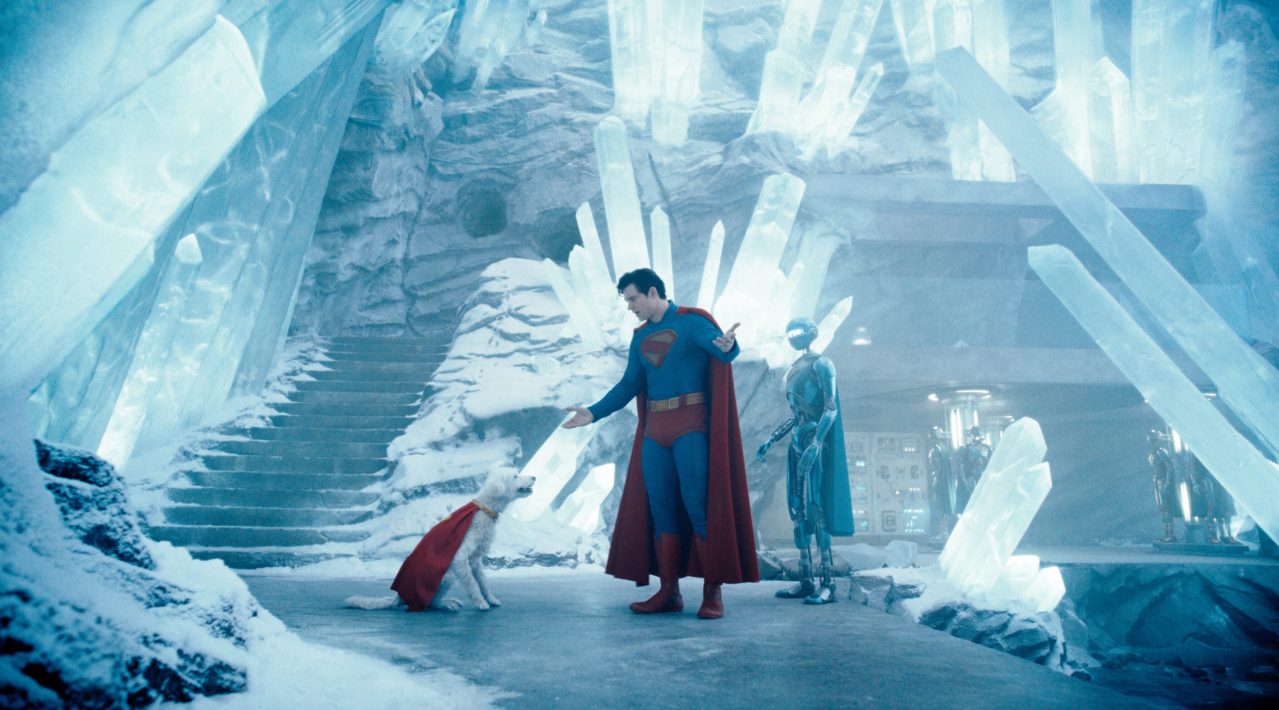 Superman (2025): Kristallhöhle mit capetragendem Helden, weißem Hund und Roboter – Retro-Festungs-Ästhetik im DCU-Neustart