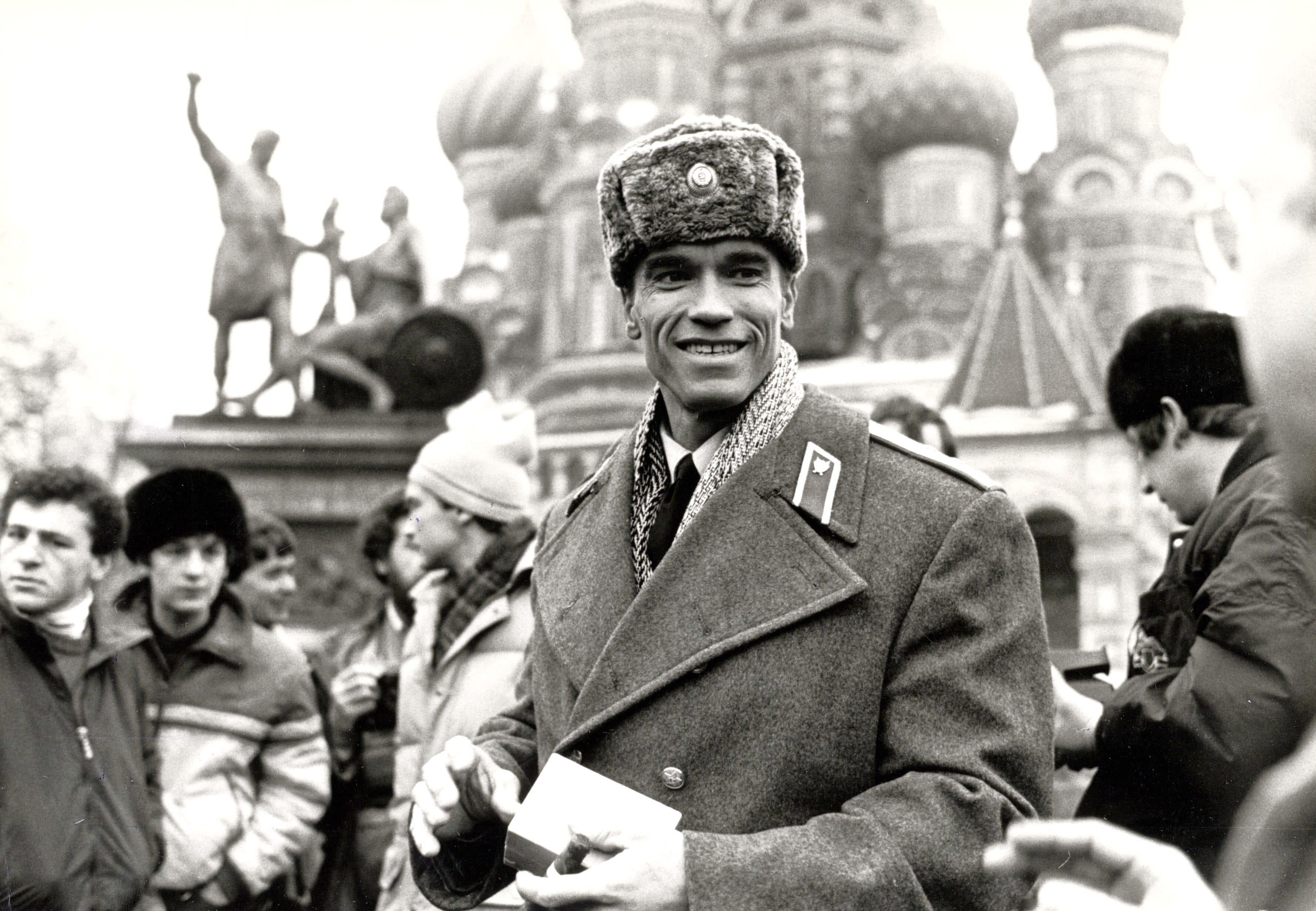 Arnold Schwarzenegger in Red Heat wearing Russian military coat and fur hat in Moscow