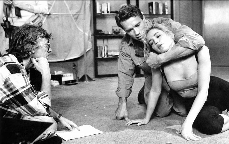 Arnold Schwarzenegger holding Sharon Stone in Total Recall fight scene