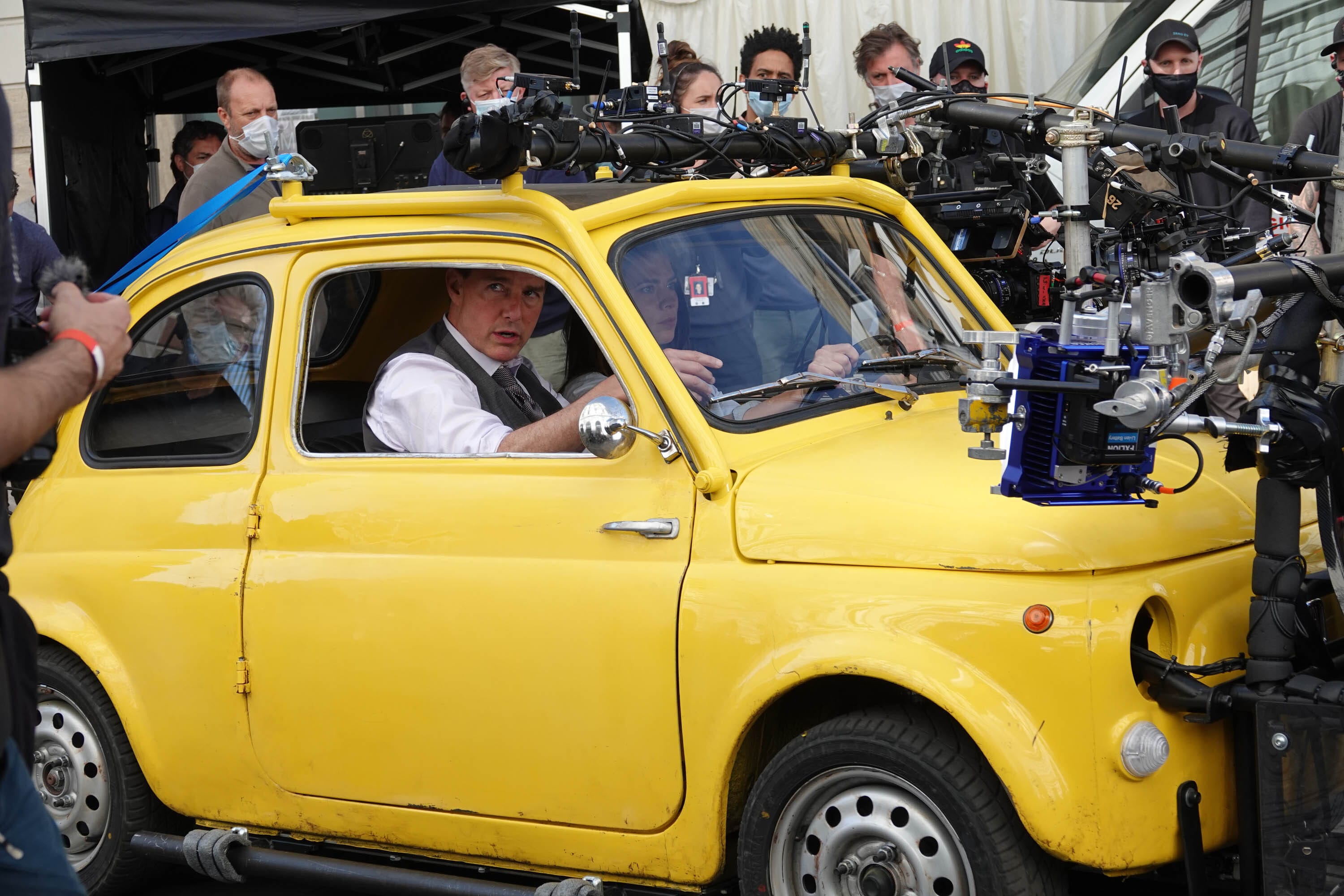 Tom Cruise bei den Dreharbeiten der Verfolgungsjagd im Fiat 500 in Mission: Impossible – Dead Reckoning Part One (2023)