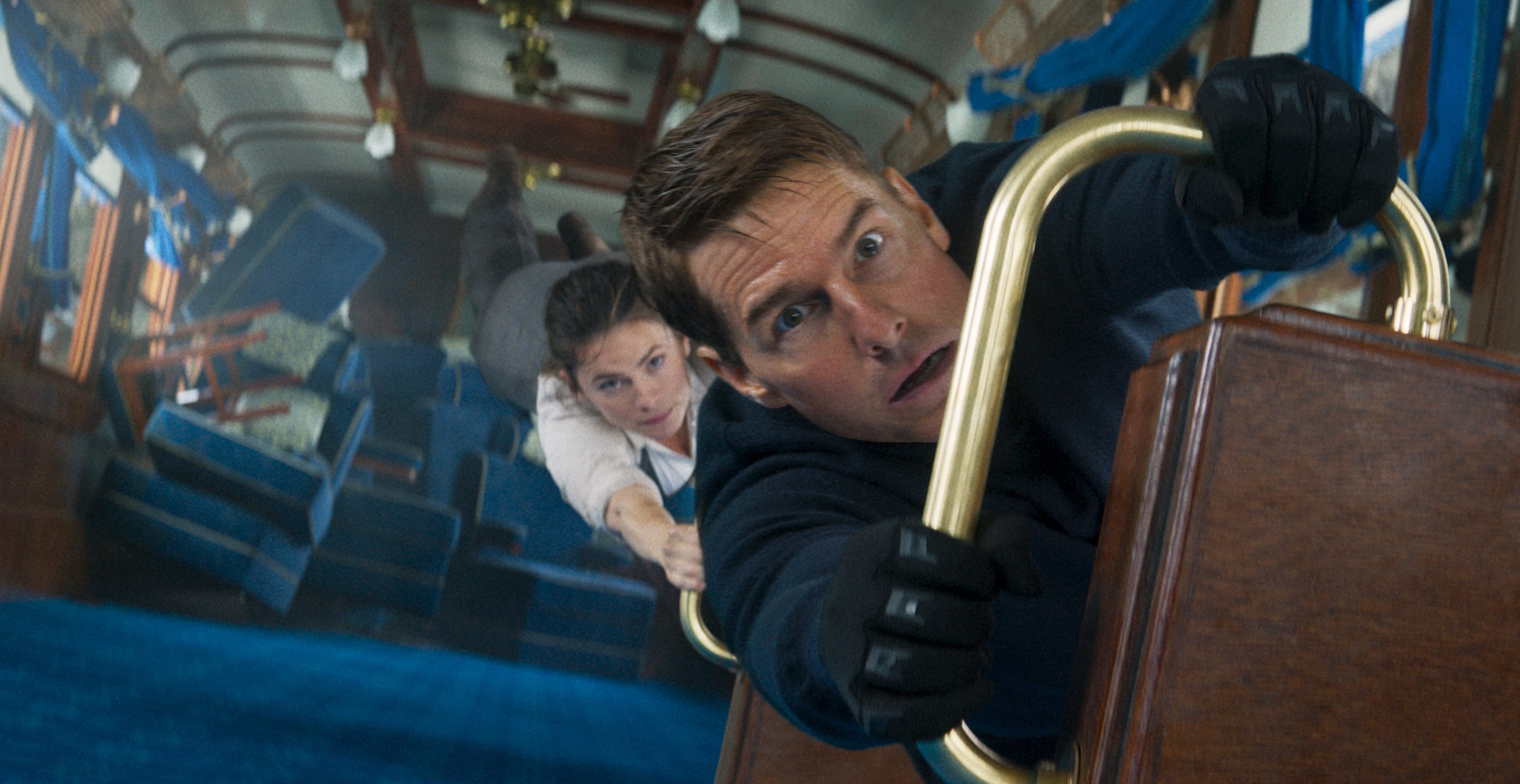 Ethan Hunt und Partnerin kämpfen ums Überleben in der Zug-Szene in Mission: Impossible – Dead Reckoning Part One (2023)