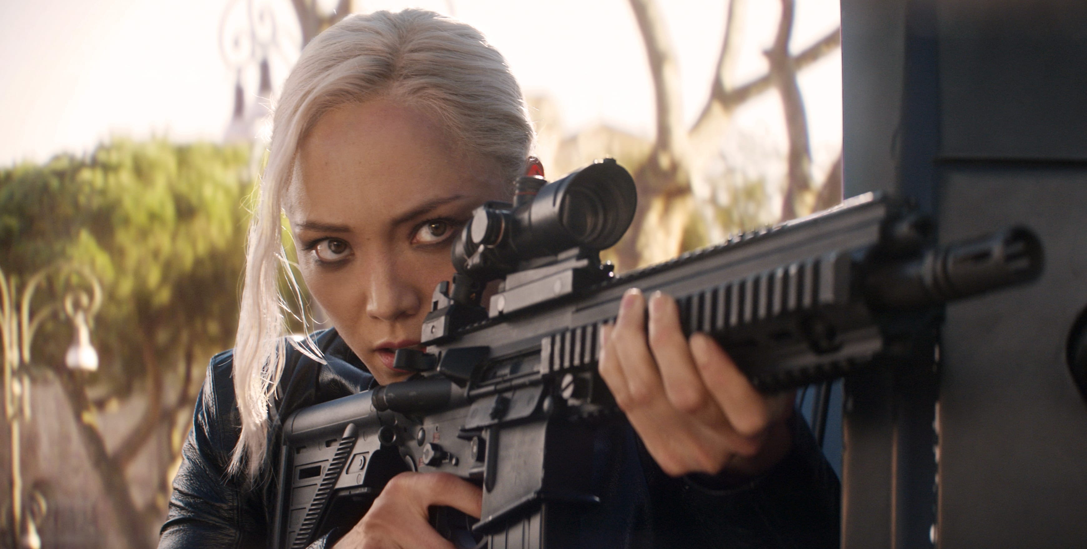 Paris zielt mit einem Sturmgewehr in Mission: Impossible – Dead Reckoning Part One (2023)