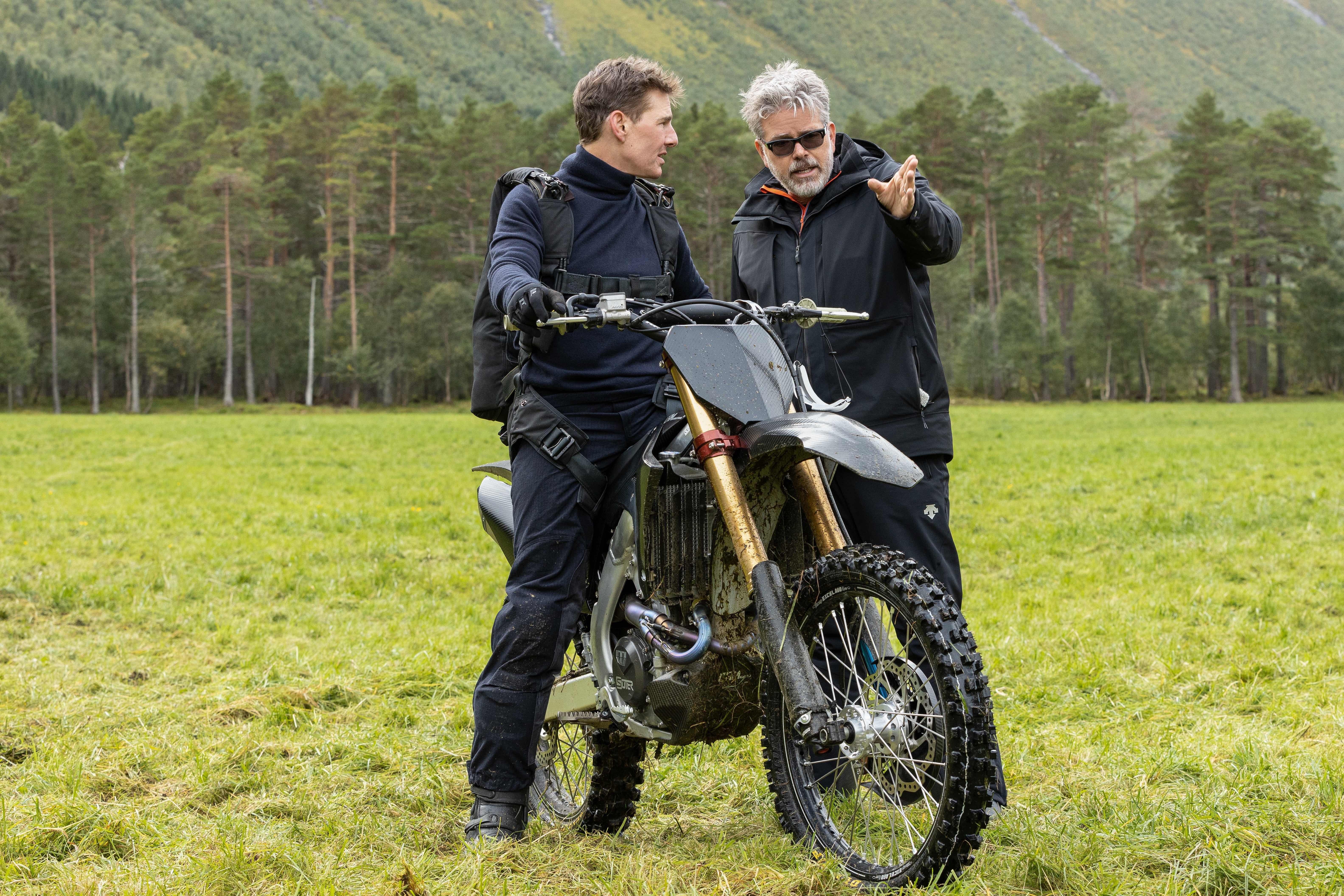 Tom Cruise mit Regisseur Christopher McQuarrie bei den Dreharbeiten zu Mission: Impossible – Dead Reckoning Part One (2023)