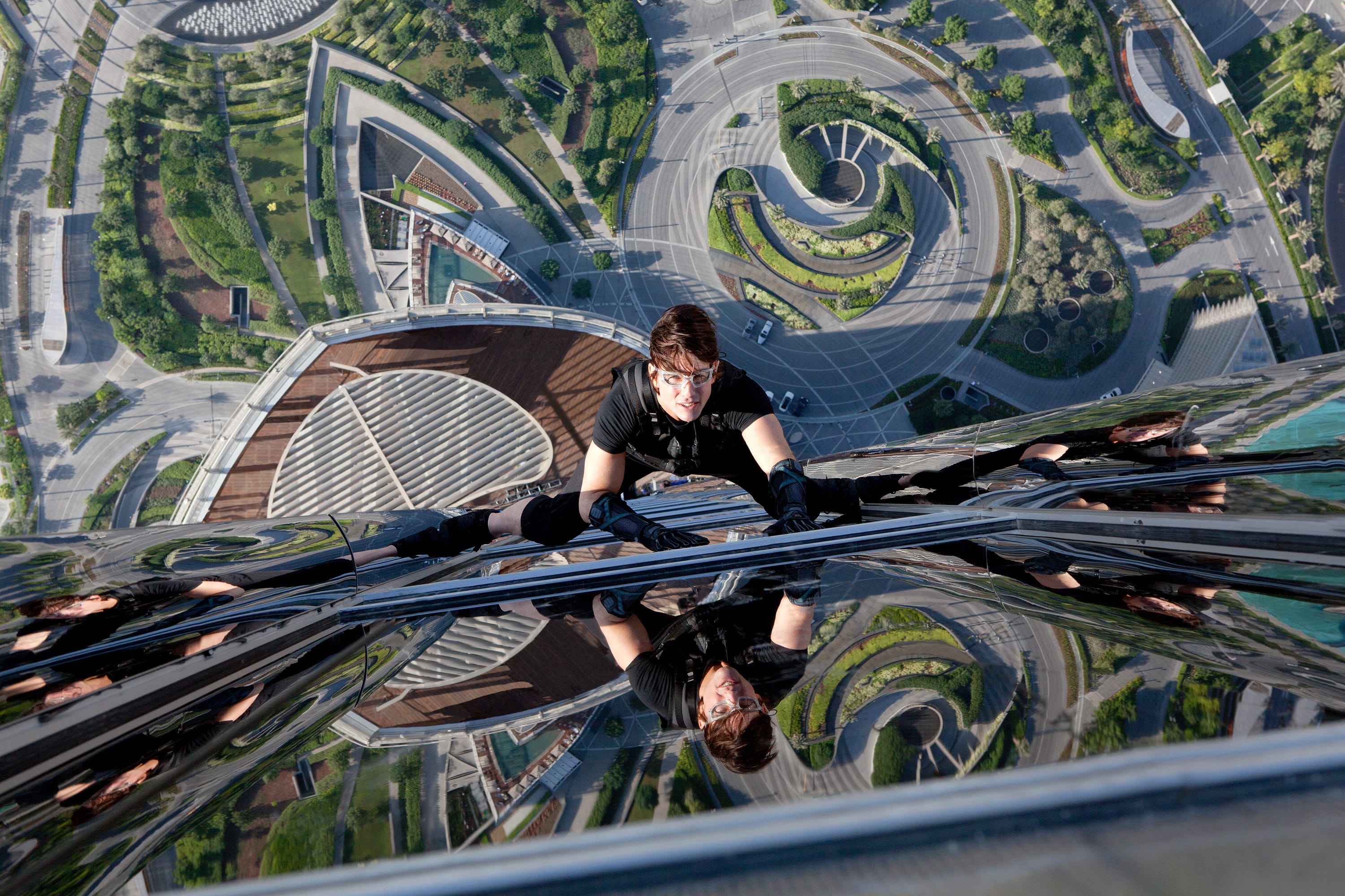 Ethan Hunt klettert an der Glasfassade des Burj Khalifa in Mission: Impossible – Ghost Protocol (2011)