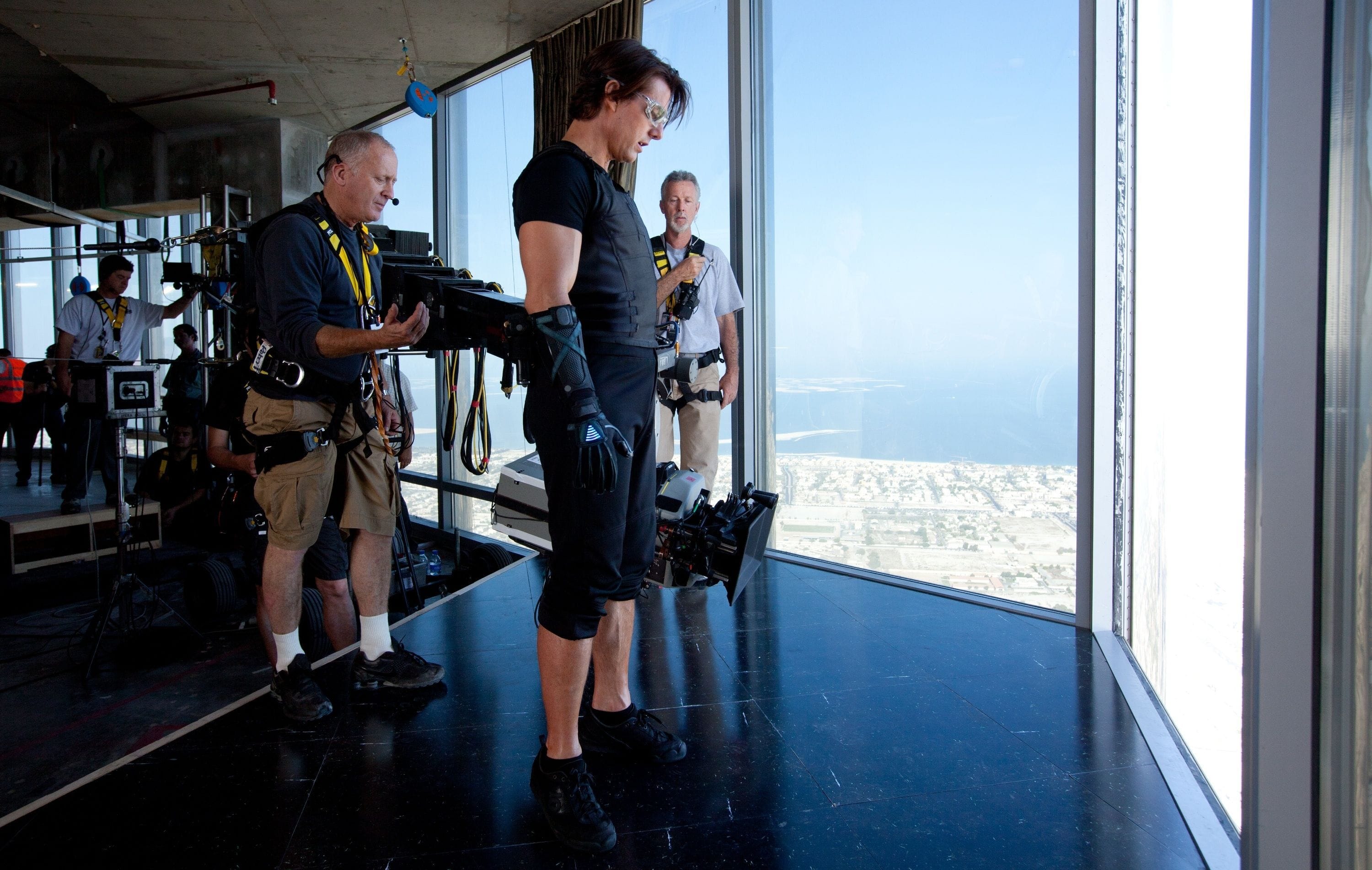 Tom Cruise bereitet sich am Set auf die Burj-Khalifa-Szene in Mission: Impossible – Ghost Protocol (2011) vor