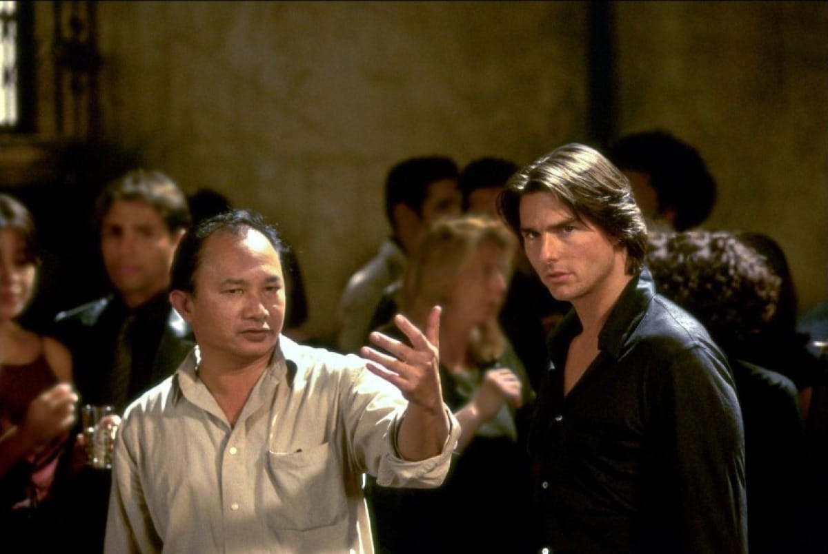 Regisseur John Woo gibt Anweisungen an Tom Cruise am Set von Mission: Impossible II (2000)