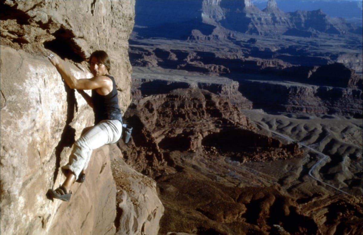 Ethan Hunt klettert ungesichert an einer Felswand in der Eröffnungssequenz von Mission: Impossible II (2000)
