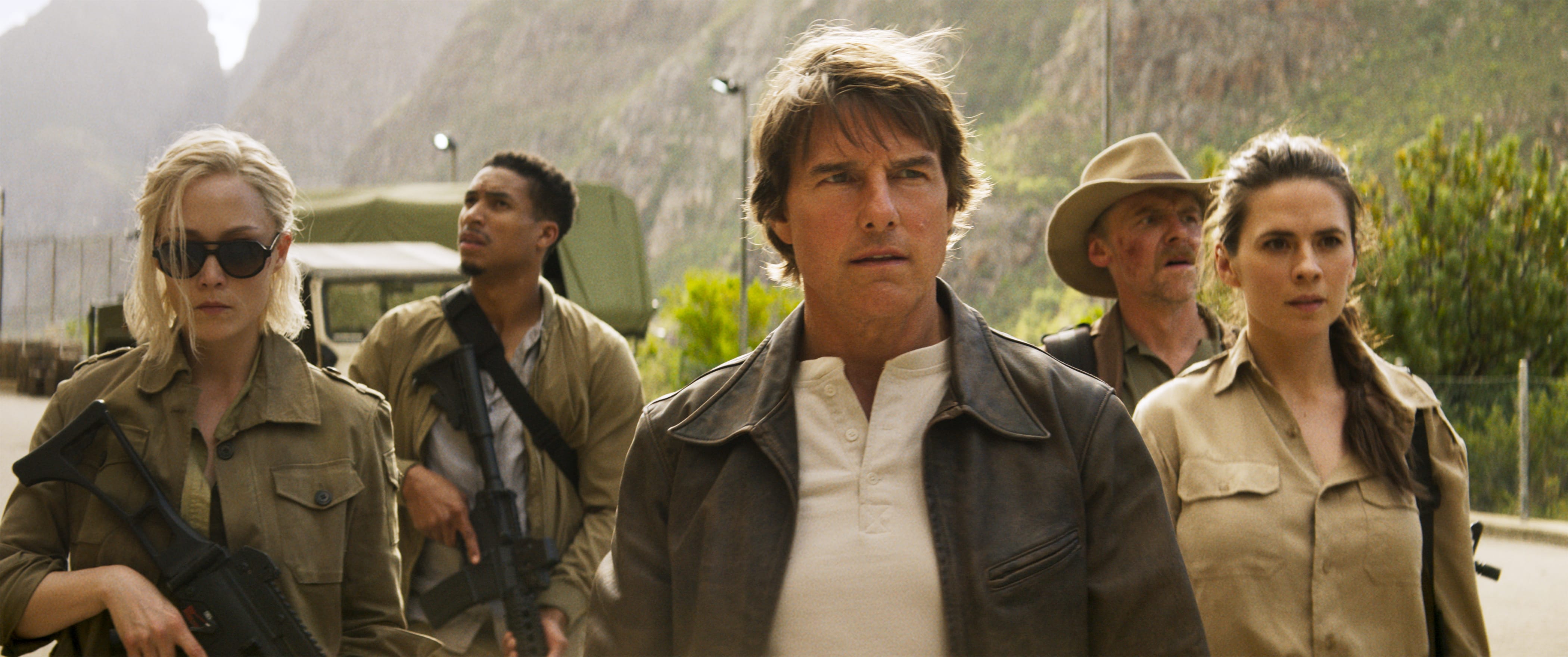 Ethan Hunt mit seinem Team auf einer Militärbasis in Mission: Impossible – The Final Reckoning (2025)
