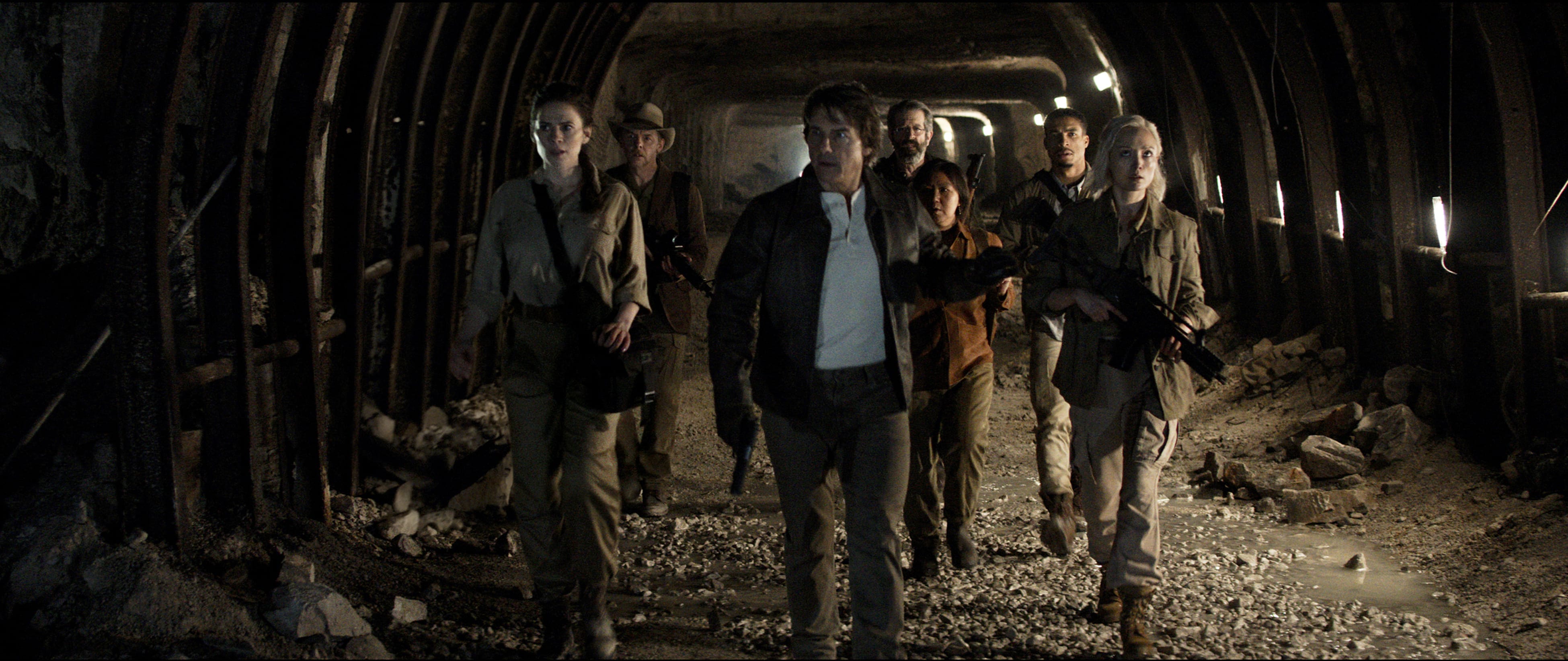 Ethan Hunt führt sein Team durch einen dunklen Tunnel in Mission: Impossible – The Final Reckoning (2025)