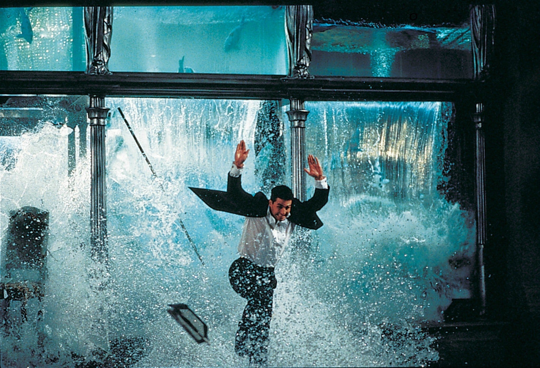 Ethan Hunt flieht vor einer zerberstenden Aquarium-Wand voller Wasser in Mission: Impossible (1996)