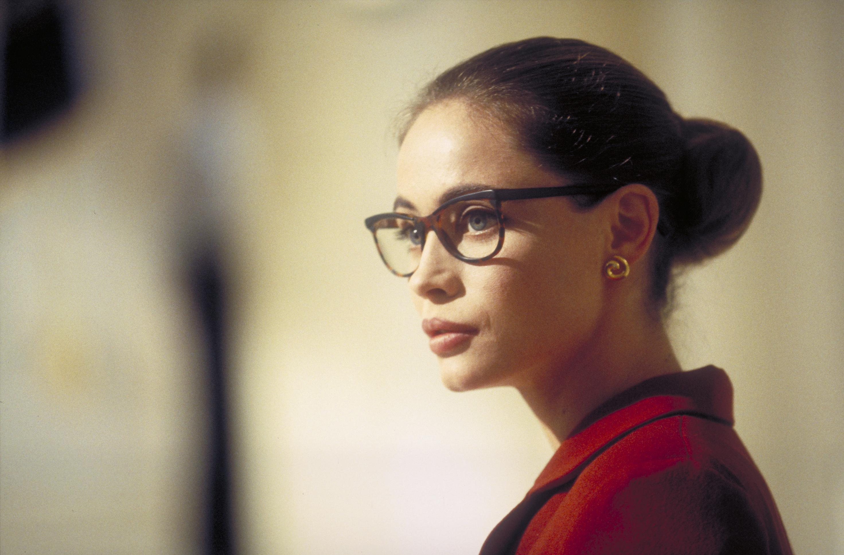 Agentin Claire Phelps mit Brille und rotem Kostüm in Mission: Impossible (1996)