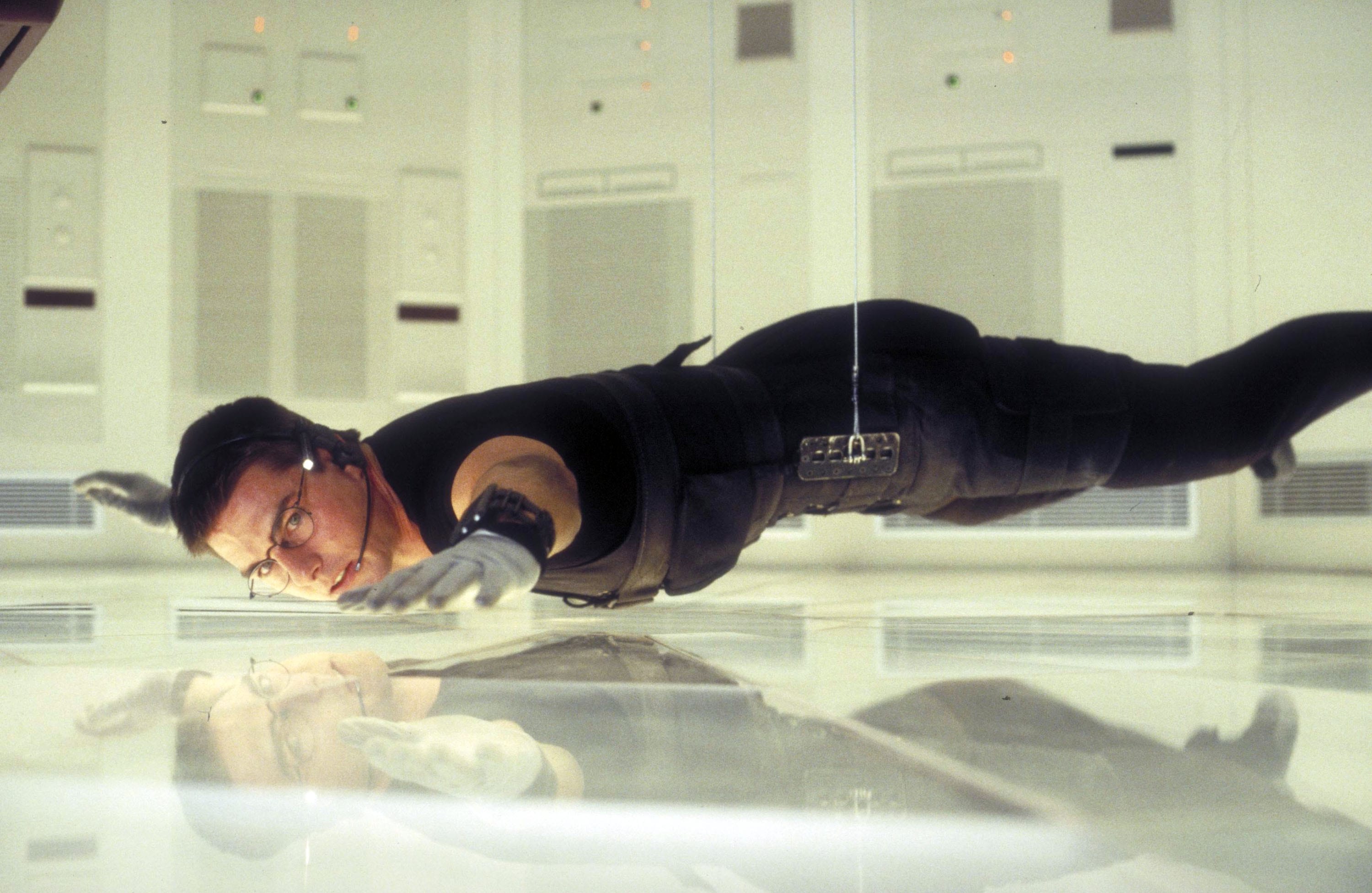 Ethan Hunt hängt an Seilen über dem Boden im CIA-Computerraum in Mission: Impossible (1996)