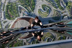 Ethan Hunt klettert an der Glasfassade des Burj Khalifa in Mission: Impossible – Ghost Protocol (2011)